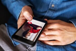 Problém znásilnenia v Match Group: Žaloba tvrdí, že nečinnosť majiteľa Tinderu a...