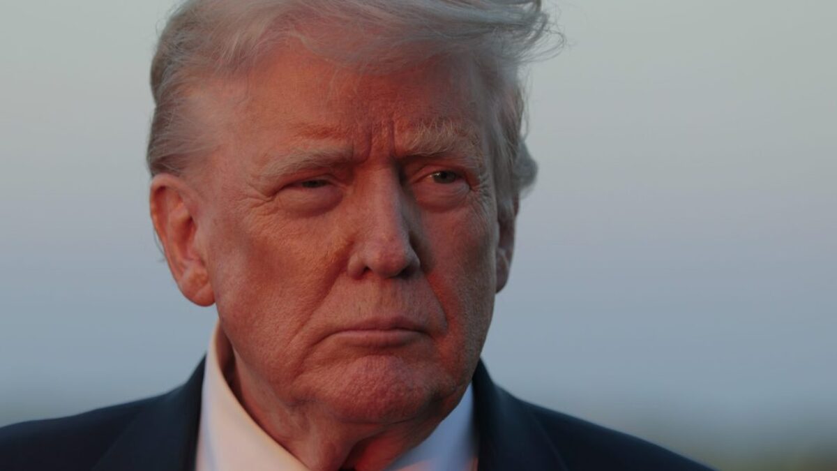 Bank of America vidí stagfláciu, nie recesiu – a žiadne zníženie úrokových sadzieb tento rok. Dôvodom sú 2 konkrétne Trumpove politiky.