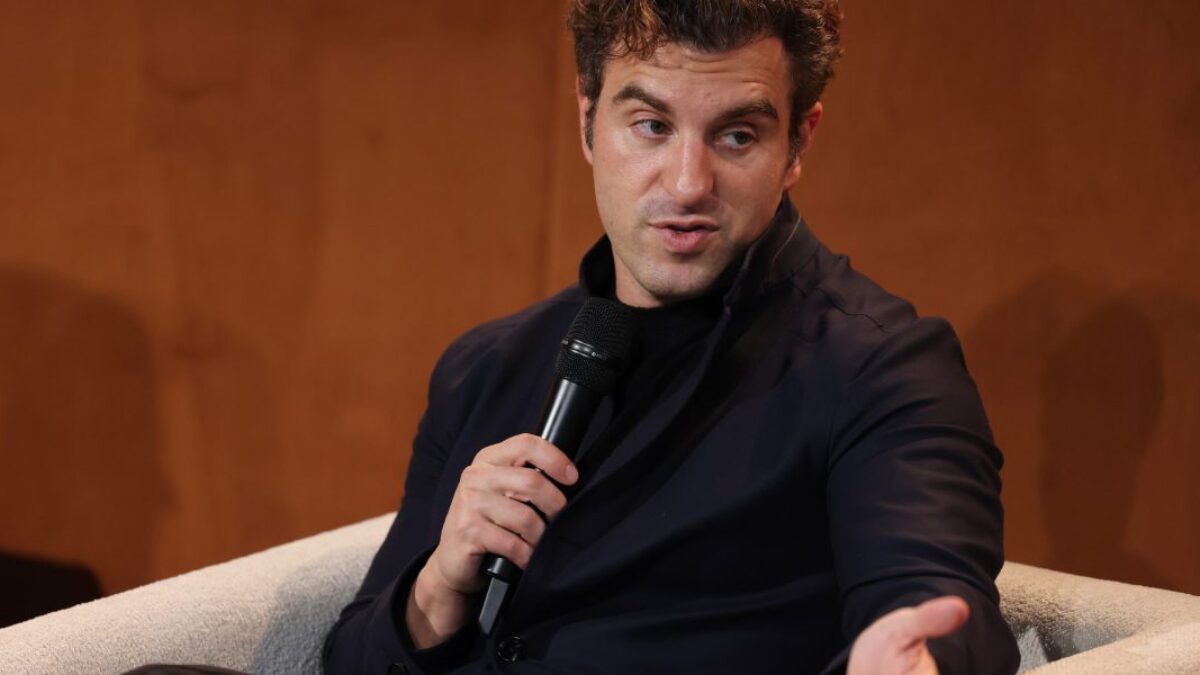 Airbnb prijíma paradox: CEO Brian Chesky tvrdí, že hotely sú budúcnosť.