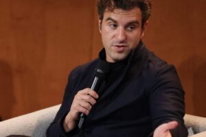 Airbnb prijíma paradox: CEO Brian Chesky tvrdí, že hotely sú budúcnosť.