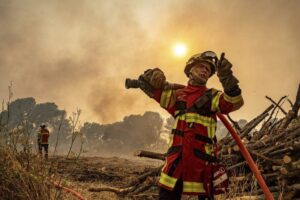 Hasiči dostali pod kontrolu rozsiahly požiar na juhu Francúzska.