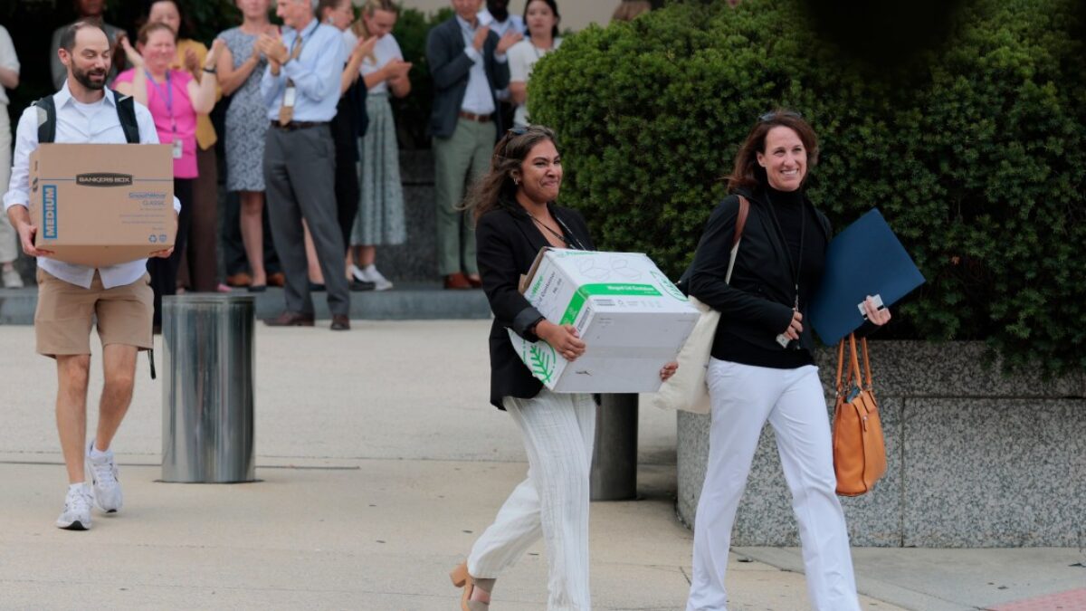 Prepúšťanie riadené umelou inteligenciou je na vzostupe, keďže trh práce sa pre čerstvých absolventov zmenšuje.