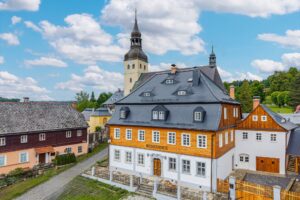 Dom akoby šepkal: „Daj mi šancu.“ Majiteľka poslúchla a v Chřibskej ...