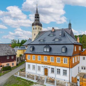 Dom akoby šepkal: „Daj mi šancu.“ Majiteľka poslúchla a v Chřibskej ...