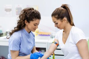 Na čo si dať pozor pri vyšetrení krvi a moču. Škodiť môže vitamín C aj málo vody