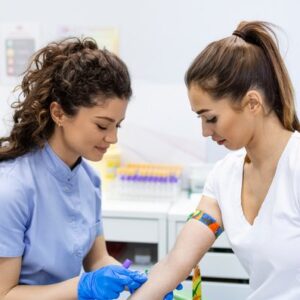 Na čo si dať pozor pri vyšetrení krvi a moču. Škodiť môže vitamín C aj málo vody