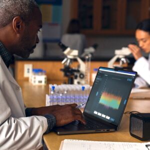 MacBook Pro s OLED displejom od Apple vraj opäť v hre koncom roka 2026.