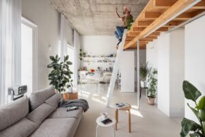 Z Bratislavy späť ku koreňom. Mladý pár získal loft, v ktorom sa nežije podľa ša...