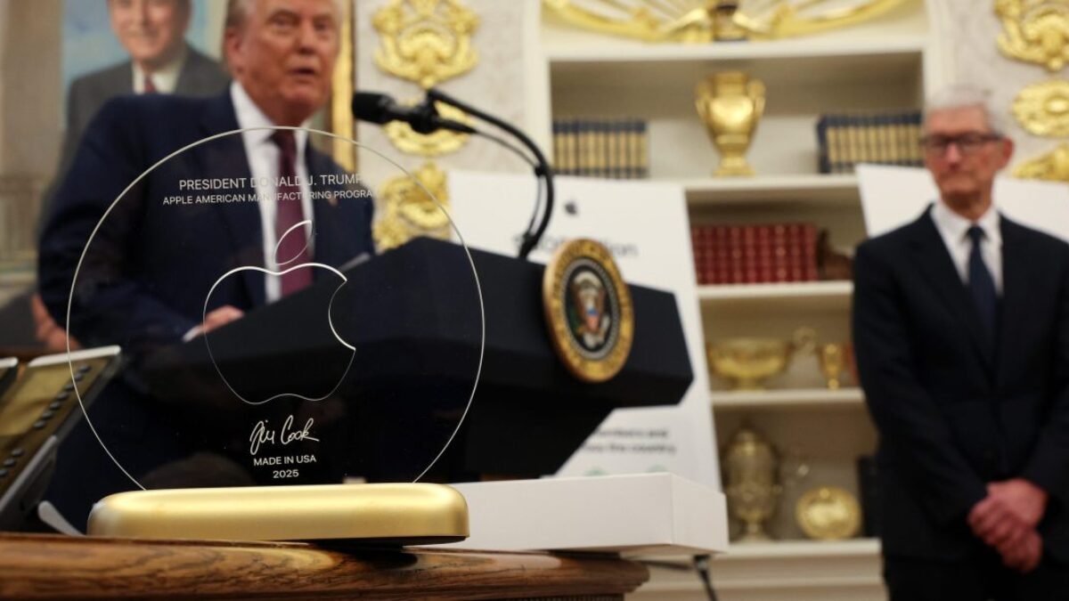 Záväzok generálneho riaditeľa spoločnosti Apple, Tima Cooka, investovať 100 miliárd dolárov do americkej výroby priniesol Trumpovi darček: sklenenú plaketu s nápisom „Vyrobené v USA“ osadenú na 24-karátovom zlate.