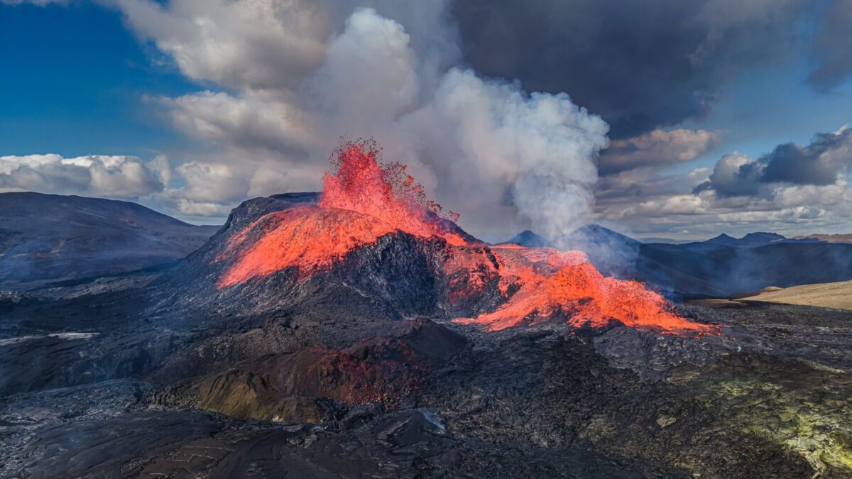 Stromy varujú pred sopečným výbuchom. NASA ich tajné signály odhaľuje Stromy varujú pred sopečným výbuchom. NASA ich tajné signály odhaľuje z vesmíru