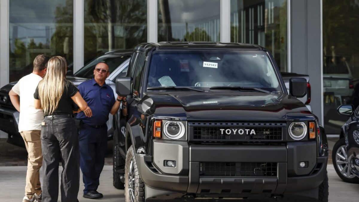 Toyota varuje pred zásahom do zisku kvôli clám vo výške 9,5 miliardy dolárov.