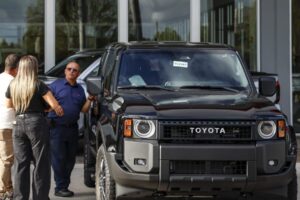 GettyImages-2208317420-e1746564192526.jpg Toyota varuje pred zásahom do zisku kvôli clám vo výške 9,5 miliardy dolárov.