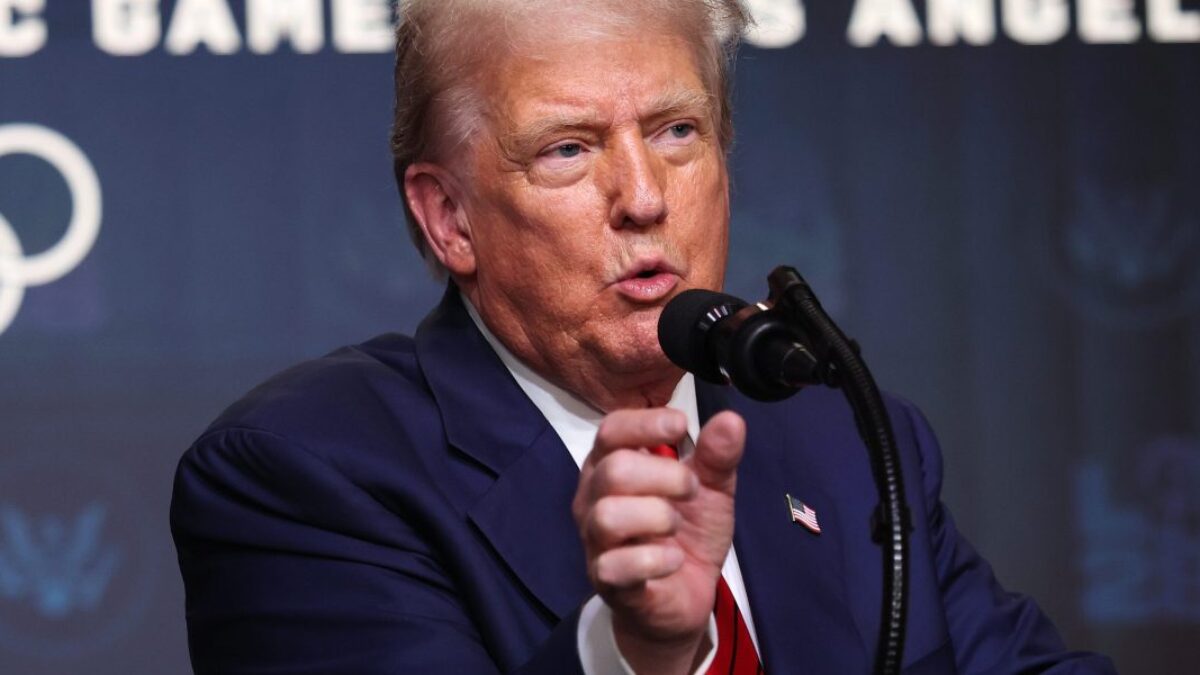 Trump podpíše výkonný príkaz, ktorý umožní kryptomenám a iným súkromným aktívam vstup do 401(k) plánov.