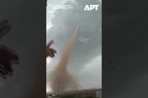 Tornádo zachytené na kamere pustoší Vnútorné Mongolsko v Číne.