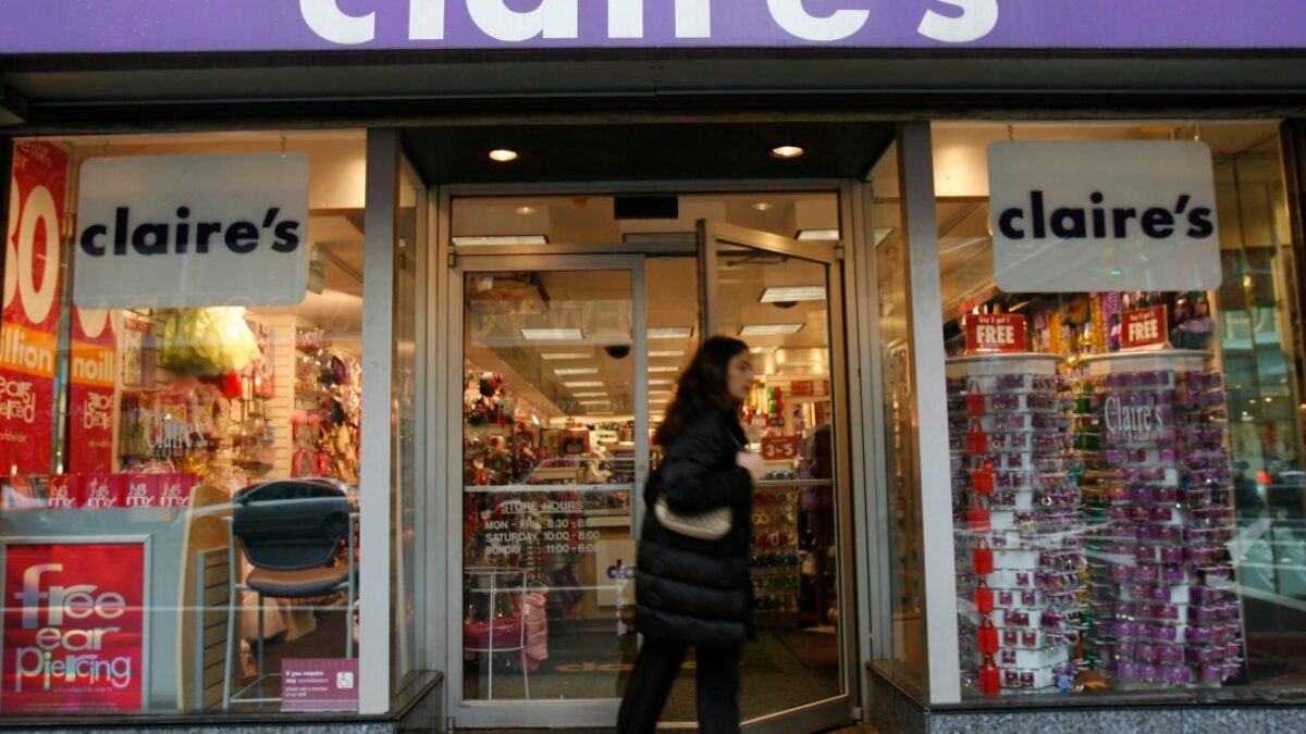 Claire’s, obľúbené miesto tínedžerov na prepichovanie uší v nákupných centrách, vyhlásilo bankrot s aktívami a pasívami medzi 1 a 10 miliardami dolárov.