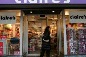Claire’s, obľúbené miesto tínedžerov na prepichovanie uší v nákupných cent...