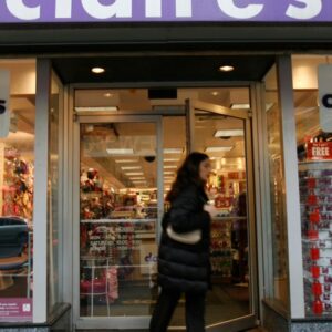 Claire’s, obľúbené miesto tínedžerov na prepichovanie uší v nákupných cent...
