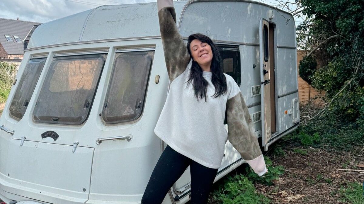 Plesnivý karavan premenila na útulné bývanie. Stálo to menej než nájom v centre Prahy.