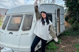 Plesnivý karavan premenila na útulné bývanie. Stálo to menej než nájom v centre ...