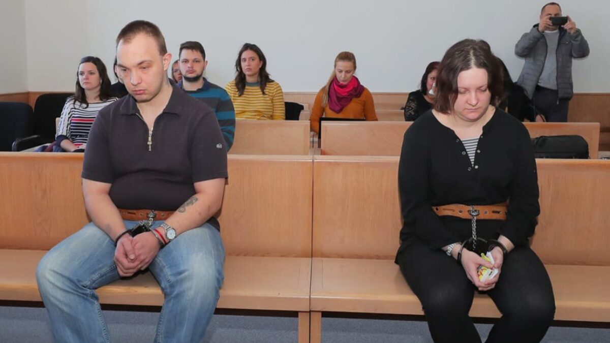 Bezohľadná vražda, pokus o zabitie kamaráta a dieťa z väzby. Prípad Janákovcov znechutil celé Česko.