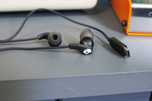 Kamala Harrisová varuje: Káblové slúchadlá sú bezpečnejšie