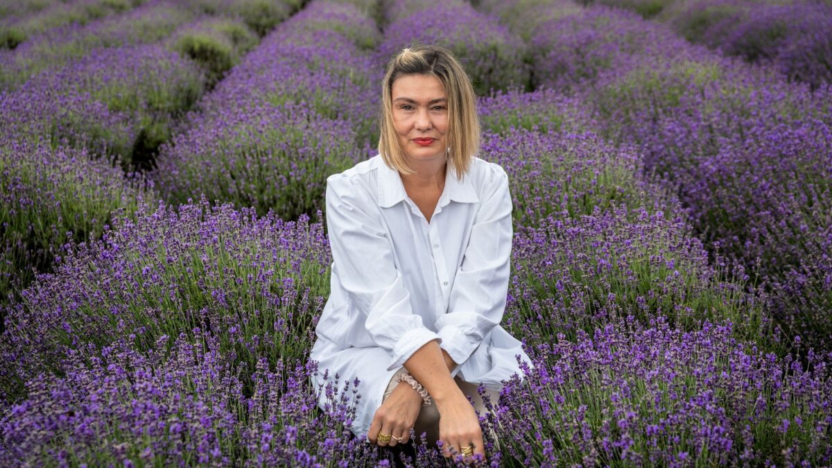 Z levandule a obyčajného poľa vytvorila impérium. Teraz chce prepísať pravidlá liečenia