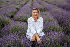 Z levandule a obyčajného poľa vytvorila impérium. Teraz chce prepísať pravidlá l...