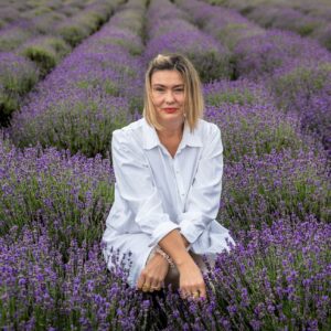 Z levandule a obyčajného poľa vytvorila impérium. Teraz chce prepísať pravidlá l...