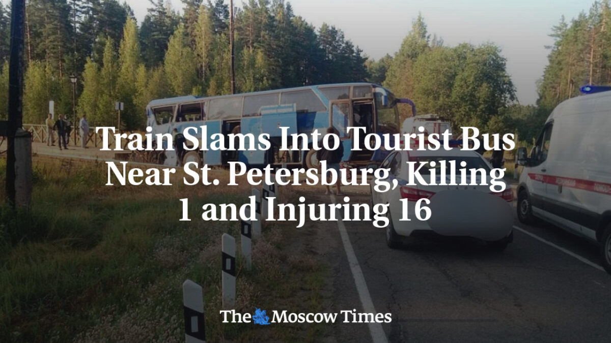 90085__b894e4330aeaa46a373292d17c62984d.jpg Vlak narazil do turistického autobusu pri Petrohrade, 1 mŕtvy a 16 zranených