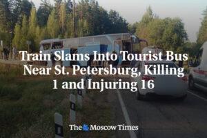 90085__b894e4330aeaa46a373292d17c62984d.jpg Vlak narazil do turistického autobusu pri Petrohrade, 1 mŕtvy a 16 zranených