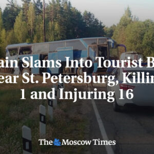 Vlak narazil do turistického autobusu pri Petrohrade, 1 mŕtvy a 16 zranených