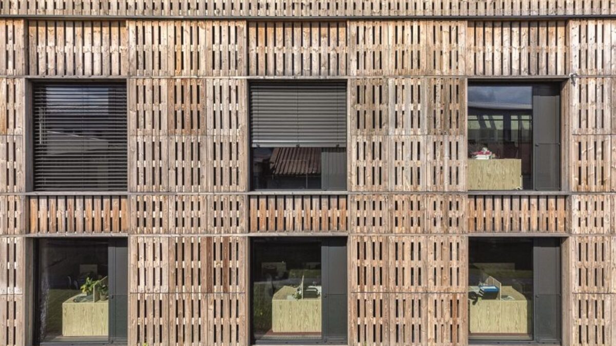 Staré palety na fasáde: Priemyselná budova v Paskove ukazuje iný prístup