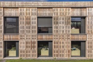 Staré palety na fasáde: Priemyselná budova v Paskove ukazuje iný prístup