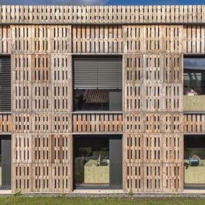 Staré palety na fasáde: Priemyselná budova v Paskove ukazuje iný prístup