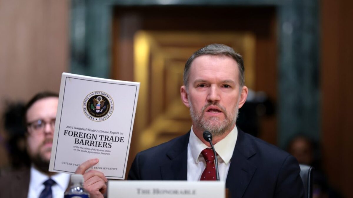 Poradca pre obchod USA tvrdí, že Trumpove sadzby ciel sú „v podstate stanovené“ po posunutí termínu.