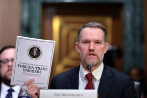 GettyImages-2209188153-e1754251407171.jpg Poradca pre obchod USA tvrdí, že Trumpove sadzby ciel sú „v podstate stano...