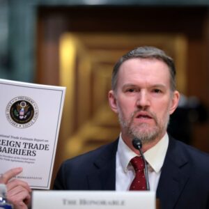 GettyImages-2209188153-e1754251407171.jpg Poradca pre obchod USA tvrdí, že Trumpove sadzby ciel sú „v podstate stano...