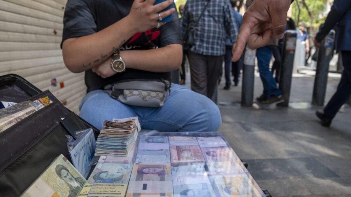 Iránska mena natoľko stratila na hodnote, že Teherán plánuje z rialu odstrániť štyri nuly.