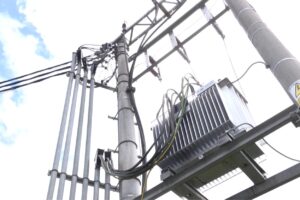 Po búrkach ostali bez elektriny tisíce domácností.