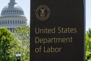 Erika McEntarferová, šéfka BLS prepustená Trumpom, získala pri potvrdení v roku ...