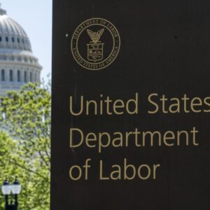 Erika McEntarferová, šéfka BLS prepustená Trumpom, získala pri potvrdení v roku ...