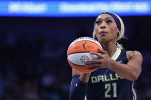 DiJonai Carrington je najväčší víťaz poslednej výmeny hráčov v priebehu sezóny W...