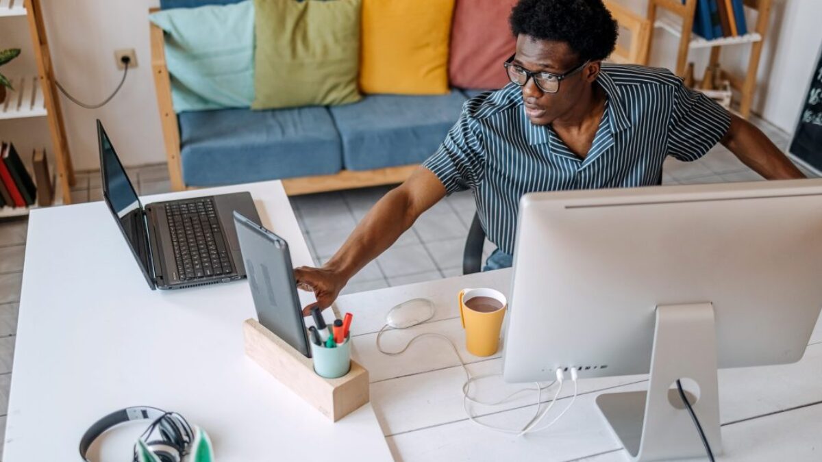 Pracovníci tajne zarábajú vyše 1 milióna dolárov tým, že súčasne zastávajú viacero pracovných miest – a to všetko stíhajú v rámci 40-hodinového pracovného týždňa.