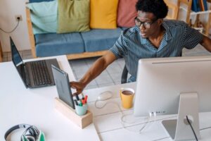 Pracovníci tajne zarábajú vyše 1 milióna dolárov tým, že súčasne zastávajú viace...