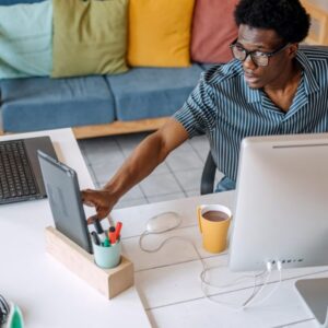 Pracovníci tajne zarábajú vyše 1 milióna dolárov tým, že súčasne zastávajú viace...