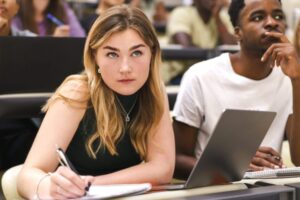 GettyImages-2203403108-e1753970872725.jpg Som bývalý guvernér, líder v oblasti vzdelávania a matka čerstvých absolventov v...