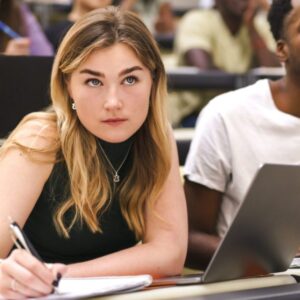 GettyImages-2203403108-e1753970872725.jpg Som bývalý guvernér, líder v oblasti vzdelávania a matka čerstvých absolventov v...