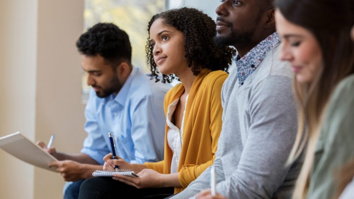 Šokujúca správa o trhu práce spustila varovanie pred recesiou a obsahuje nové náznaky, že umelá inteligencia môže zvyšovať nezamestnanosť, tvrdí JPMorgan.