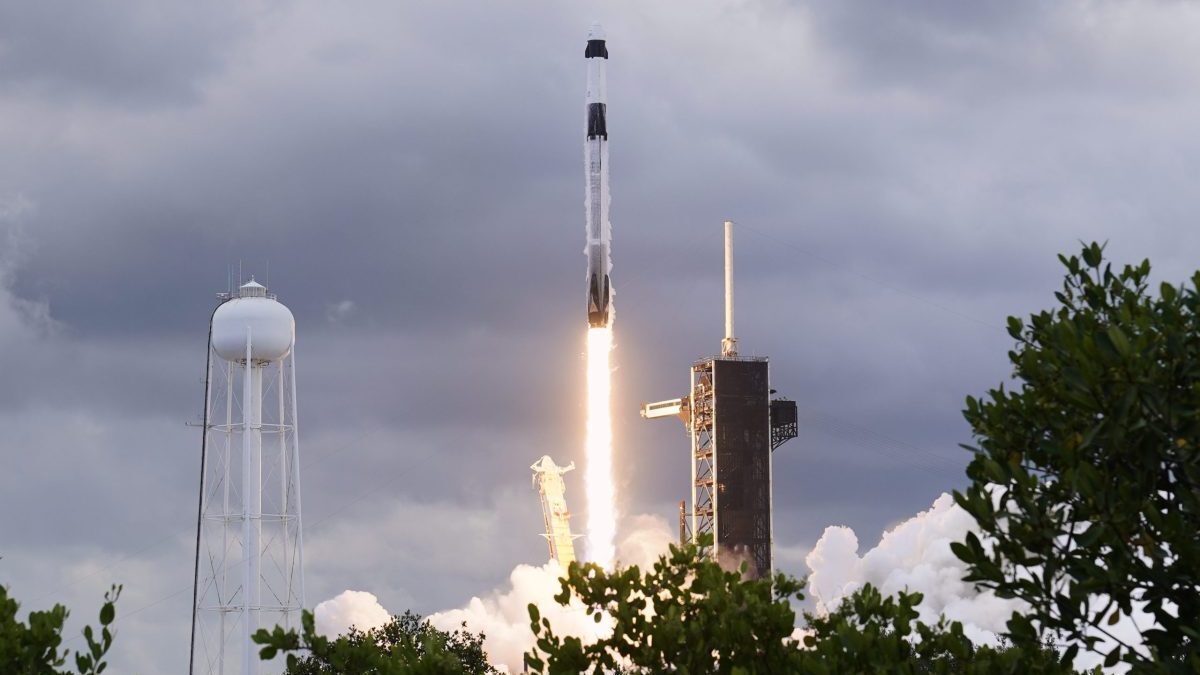 SpaceX_Crew_Launch567737-scaled-e1754139041800.jpg Kozmická loď Crew Dragon dopravila na ISS štyroch astronautov.