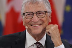 GettyImages-2151909132-e1754056612603.jpg Sheryl Sandbergová, Bill Gates a poprední svetoví riaditelia spoločností prisaha...